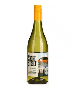 Ontdek Short Street Chenin Blanc Alcoholvrij, een heerlijke alcoholvrije witte wijn met de frisse smaken van groene appels, peer en subtiele citrus. Ideaal voor elke gelegenheid.