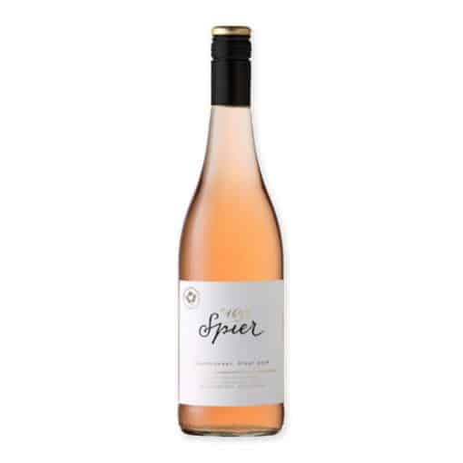 Geniet van de Spier Signature Chardonnay Pinot Noir Rose, een verfrissende rosé die perfect balanceert tussen zoetheid en zuurheid, ideaal voor elk zomers moment.