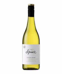 Ontdek Spier Signature Chenin Blanc, een levendige witte wijn met tonen van peer, appel en tropisch fruit, perfect voor zeevruchten en lichte salades.
