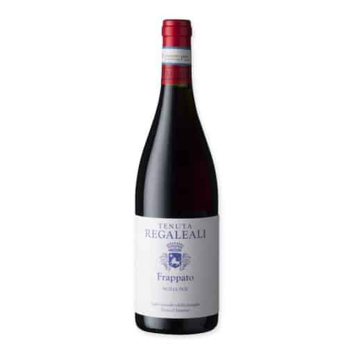 Proef de essentie van Sicilië met Tenuta Regaleali Frappato Sicilia DOC 2023. Deze rode wijn biedt een lichte, frisse smaak met een mooie balans van fruit en kruiden.