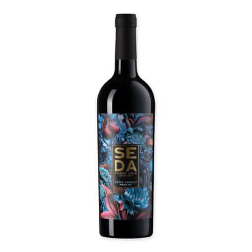 Ontdek de diepe, rijke smaken van Torre Oria Seda Petit Verdot / Merlot Vinas Viejas, gemaakt van oude wijnstokken in Valencia, Spanje. Perfect voor een luxe dinerervaring.