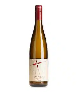 Ontdek Van Volxem Riesling, een elegante witte wijn uit de Saar regio met aroma's van groene appel en citroenschil, ideaal voor bij zeevruchten of als aperitief.