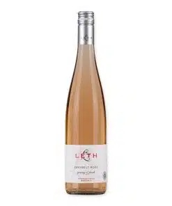 Ontdek de frisheid van Weingut Leth Zweigelt Rosé (bio). Een lichte, fruitige rosé perfect voor elke gelegenheid. Geniet van de perfecte blend van rode bessen en subtiele kruiden.
