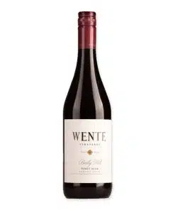 Geniet van de Wente Baily Hill Pinot Noir, een gracieuze rode wijn uit Californië met een rijkelijk palet van kersen en aardbei, perfect voor elke gelegenheid.