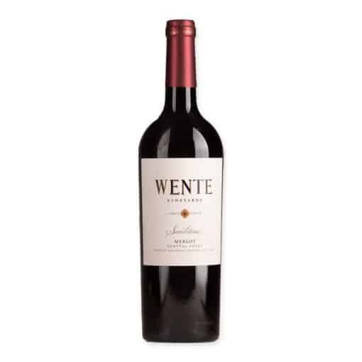 Beleef het delicate palet van Wente Sandstone Merlot, een Amerikaanse rode wijn met aroma's van rijpe bessen, kruidige tonen en een rijke afdronk.