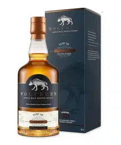 Proef de rijkdom van Wolfburn Sherry Oak Aurora, een Schotse whisky met complexe lagen van gedroogd fruit en chocolade. Ideaal voor liefhebbers van rijke, diepe smaken.
