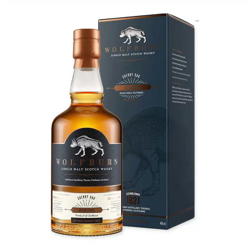 Proef de rijkdom van Wolfburn Sherry Oak Aurora, een Schotse whisky met complexe lagen van gedroogd fruit en chocolade. Ideaal voor liefhebbers van rijke, diepe smaken.