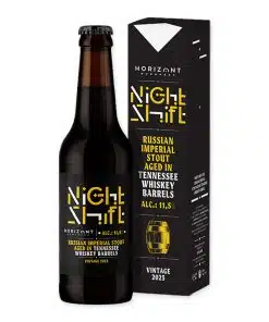 Ervaar de Horizont NS2023 Ten, een imperial stout gerijpt in whisky- en bourbonvaten, rijk aan tonen van chocolade, koffie en eikenhout. Geschikt voor elke gelegenheid.