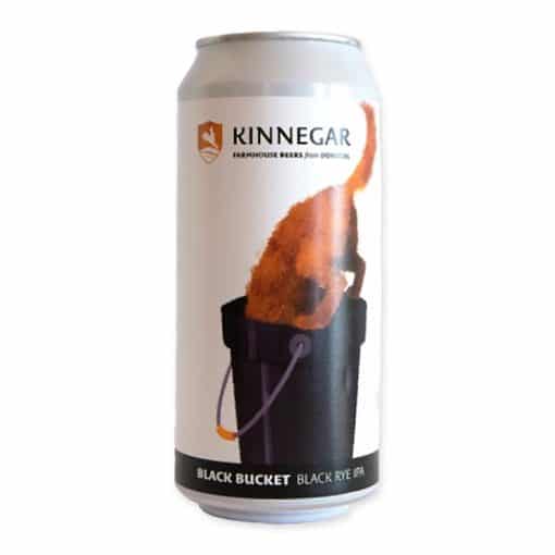 Ontdek Kinnegar Blackbucket Black IPA: een perfecte combi van donkere chocolade, espresso en hopbitterheid, ideaal bij rijke gerechten.