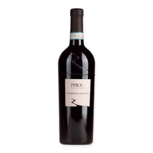 Ontdek de diepe, robijnrode Pipoli Rosso Aglianico Basilicata. Een perfecte harmonie van donker fruit en kruidige houttonen. Ideaal voor elke gelegenheid.