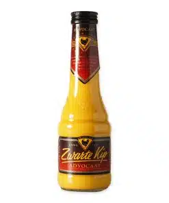 Zwarte Kip Likeur Advocaat is een romige eierlikeur met verse eieren en vanille. Traditioneel, zacht en ideaal voor desserts en cocktails.