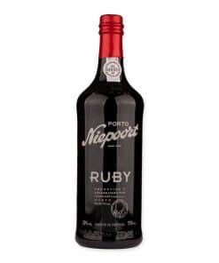 Niepoort Ruby Port is een jonge, fruitige port met tonen van zwart fruit en pure chocolade. Klassiek, fris en verleidelijk.