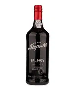 Niepoort Ruby Port is een jonge, fruitige port met tonen van zwart fruit en pure chocolade. Klassiek, fris en verleidelijk.
